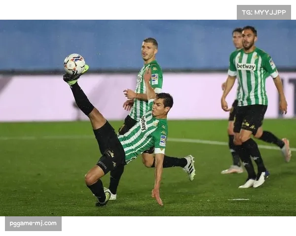 贝蒂斯主场球迷抛掷杂物致比赛中断，主裁警告可能清空看台